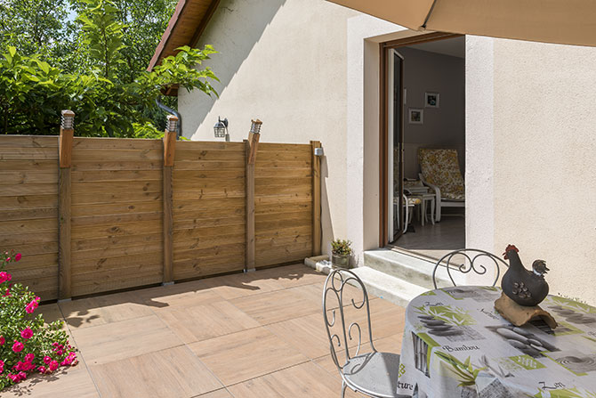 terrasse_table_parasol_gite_proche_golf_de_st_quentin_sur_isère